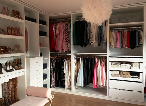 Lemari pakaian dengan aksen kristal atau permata untuk tampilan mewah